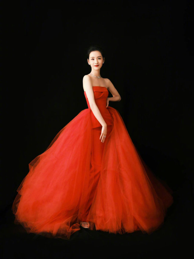 周梓倩|董璇北影节造型引热议，女星红毯照修图前后对比，谁的颜值最抗打