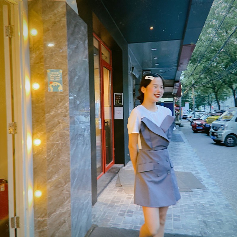 t恤|钟丽缇二女儿也太潮了吧，13岁涂红唇化淡妆，穿衣品味不输妈