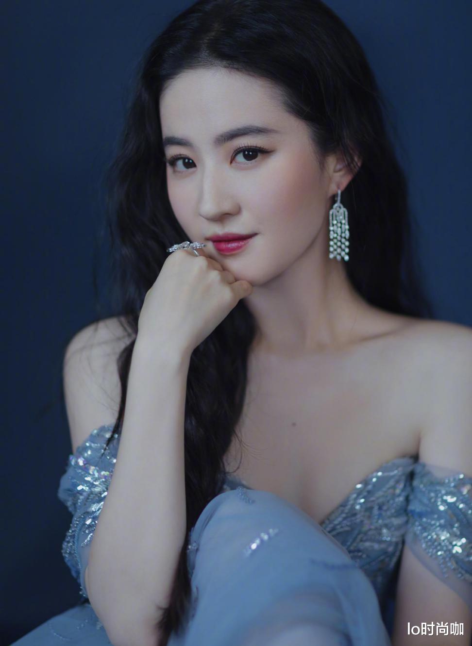 刘亦菲|刘亦菲不同于一般小花,蓝色纱裙尽显女性温柔,美得挺高级
