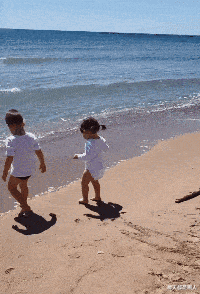 每天都是潮人|孩子老是喜欢这样趴着，正常吗？