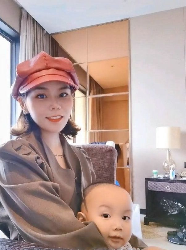 杜新枝 熊磊为洗白杜新枝，称对方为丈夫治疗花费很多，遭许妈哥哥反驳