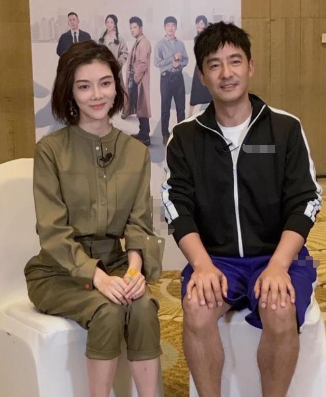 何有强|39岁车晓气质仍惊艳，一身军绿色套装高级时髦，减龄又知性