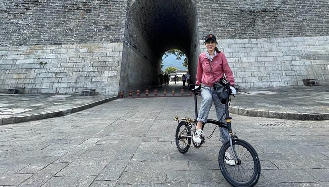 方脸妹说时尚 低调过头！张静初穿防风夹克背书包走机场，手帕当面具造型太高级