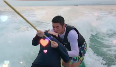 张俪|张俪海上冲浪意外滑倒！表情狰狞双手扑腾，整个人被海浪打趴下