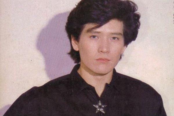 王一博|春晚记忆，费翔首登春晚为何只有上半身镜头？此次表演被封杀13年