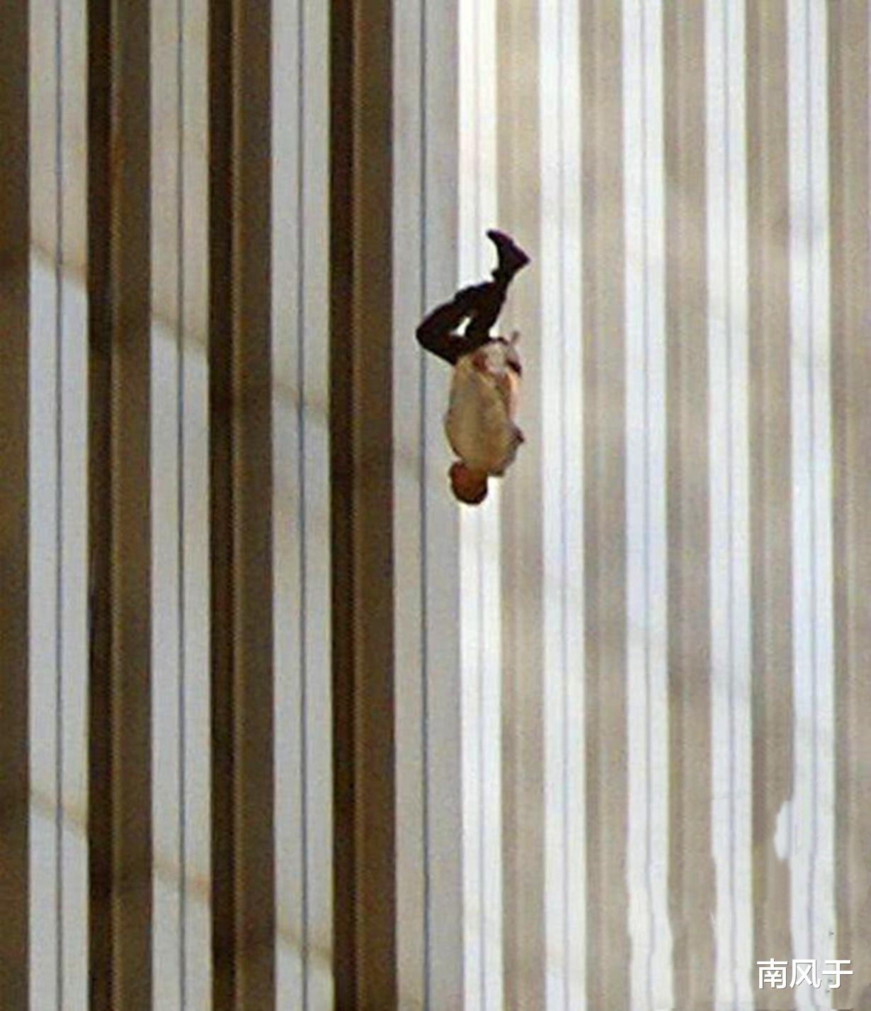 “911事件”解禁照片：圖7男子獲救無望主動跳樓，悲壯直擊人心-圖7