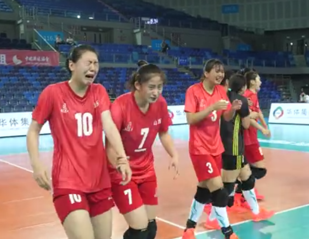 女排|全队抱头痛哭，中学女排校队杀进全运会8强，穿的是老师买的校服