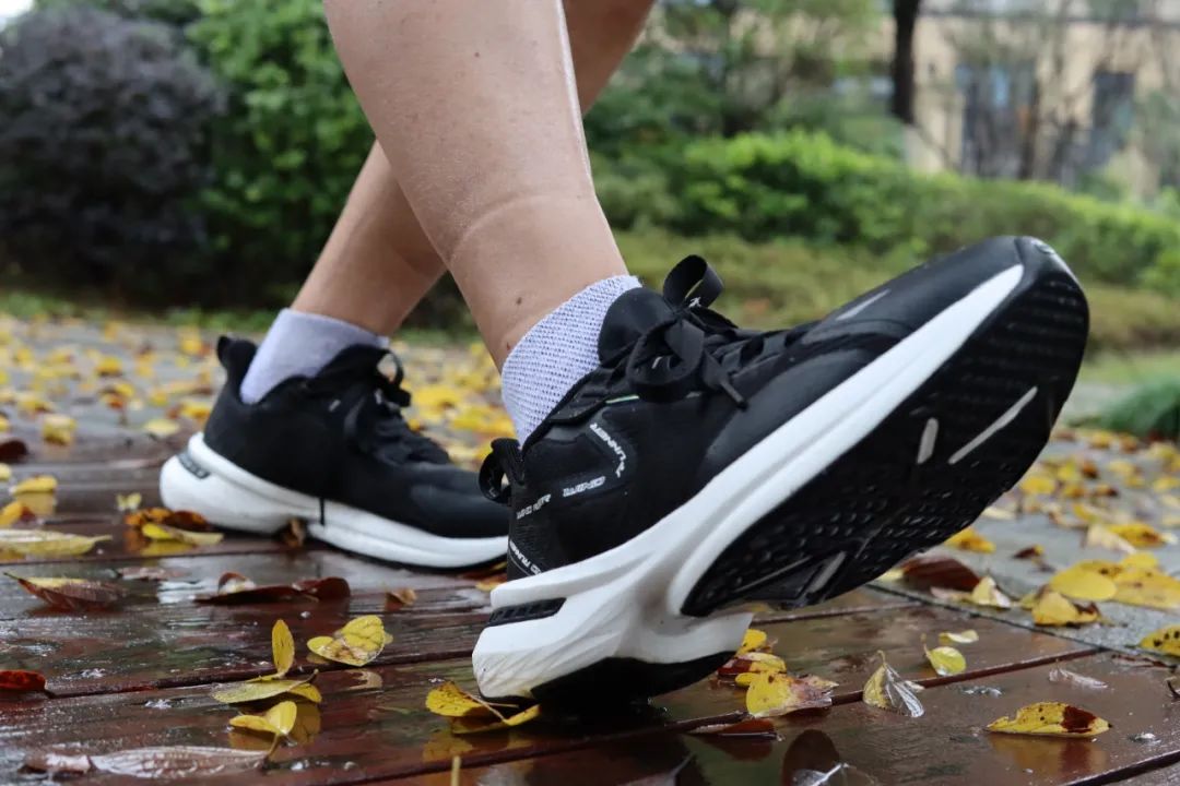 跑鞋|国产超弓虽防水跑鞋，YYDS!
