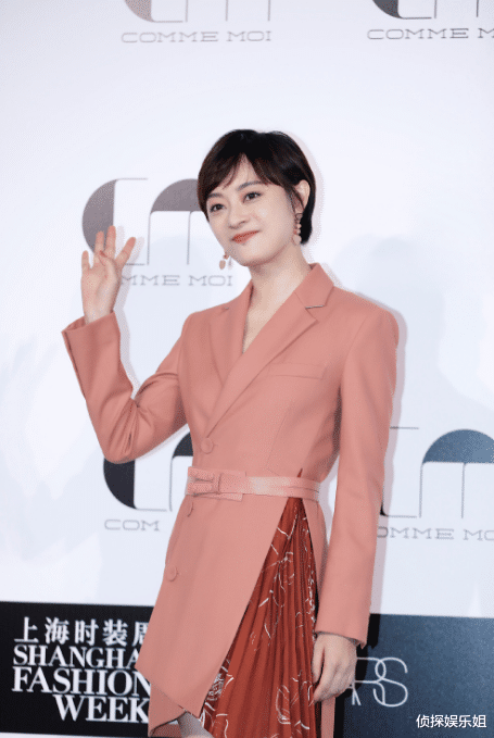 孙俪|孙俪罕穿绿色抹胸裙亮相，留利落短发优雅大方，生图被赞很瘦很美