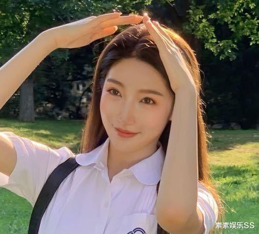 都美竹|赢了！都美竹用16个字总结吴亦凡事件，对镜头比胜利手势