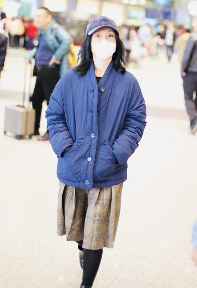 周迅|周迅私下里哪像个女明星，穿着和普通人没啥区别，看着挺保暖的