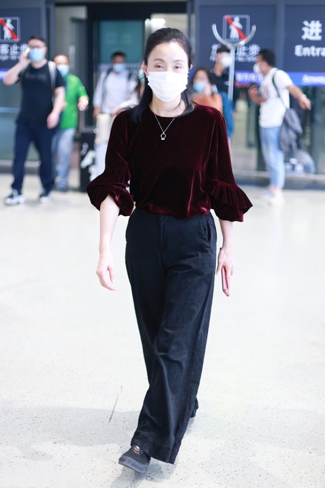 大表姐的时尚圈|一穿“花衬衫”就显老?50岁陶虹的造型文艺减龄,裤子可以这样搭