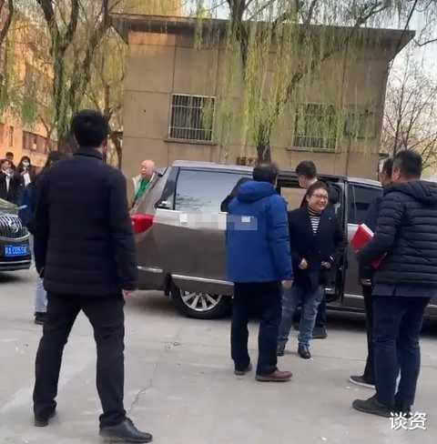 韩红|韩红暴瘦40斤后现身，衣服松垮身材消瘦引担忧，忙到没时间吃饭