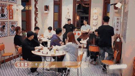 张智霖|张智霖30年没换过化妆师，谢天华感慨：“真的很长情”