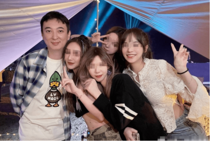 王思聪|新年伊始夜夜笙歌？王思聪被曝在夜店庆生，烟雾缭绕身边成群网红