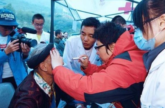 韩红|韩红自称年轻时是校花，本以为是开玩笑，看到18岁照片我相信了