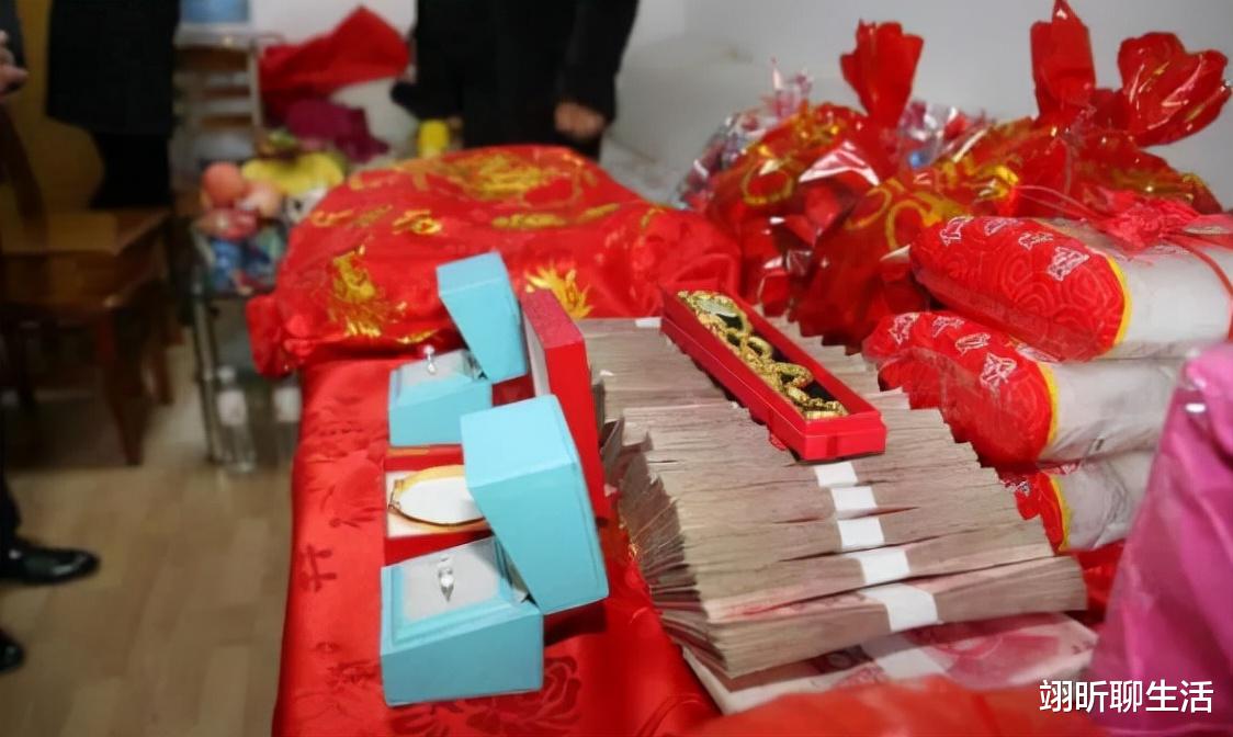 翊昕聊生活 “对不起，我给不起30万聘礼”：女子跪求不要分手，男子转身离开