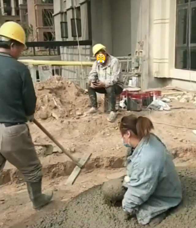 养鱼的老道 河南女子为要账,跪在混凝土中,满身泥泞污垢看着心酸