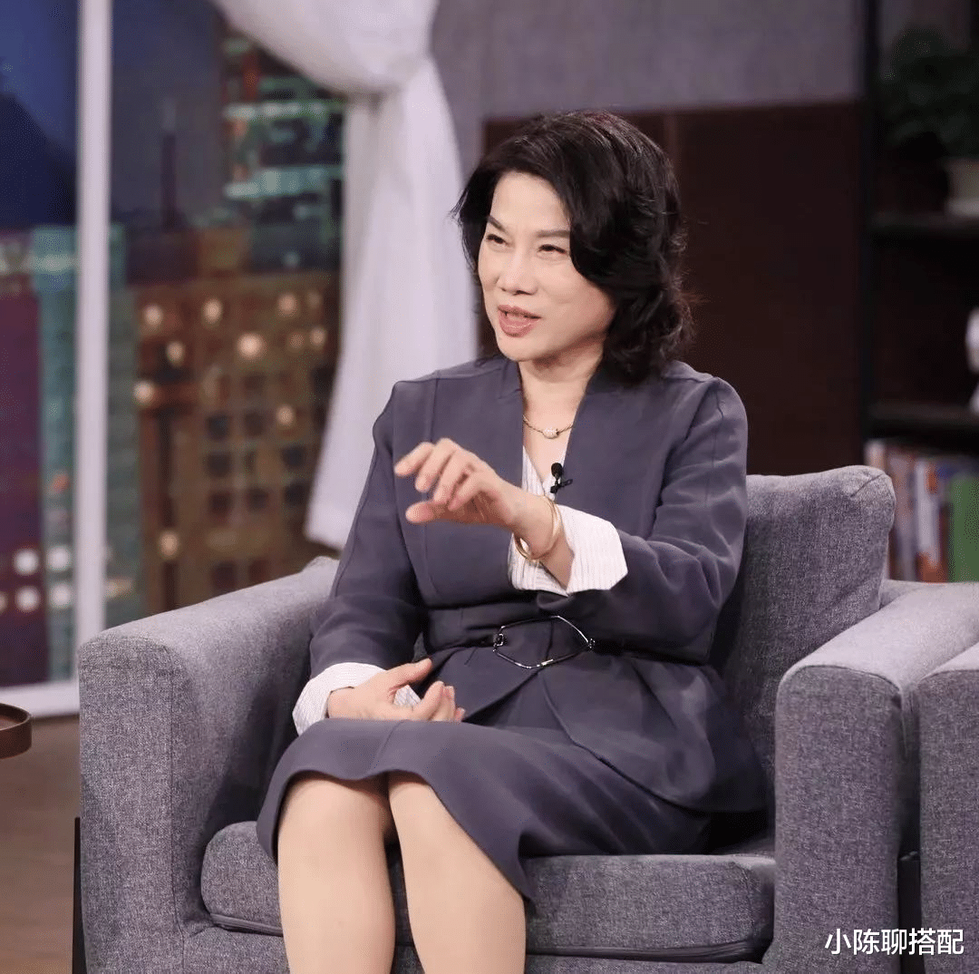 小陈聊搭配 老年人穿搭就学董明珠,67岁只穿基础款,适合普通人借鉴