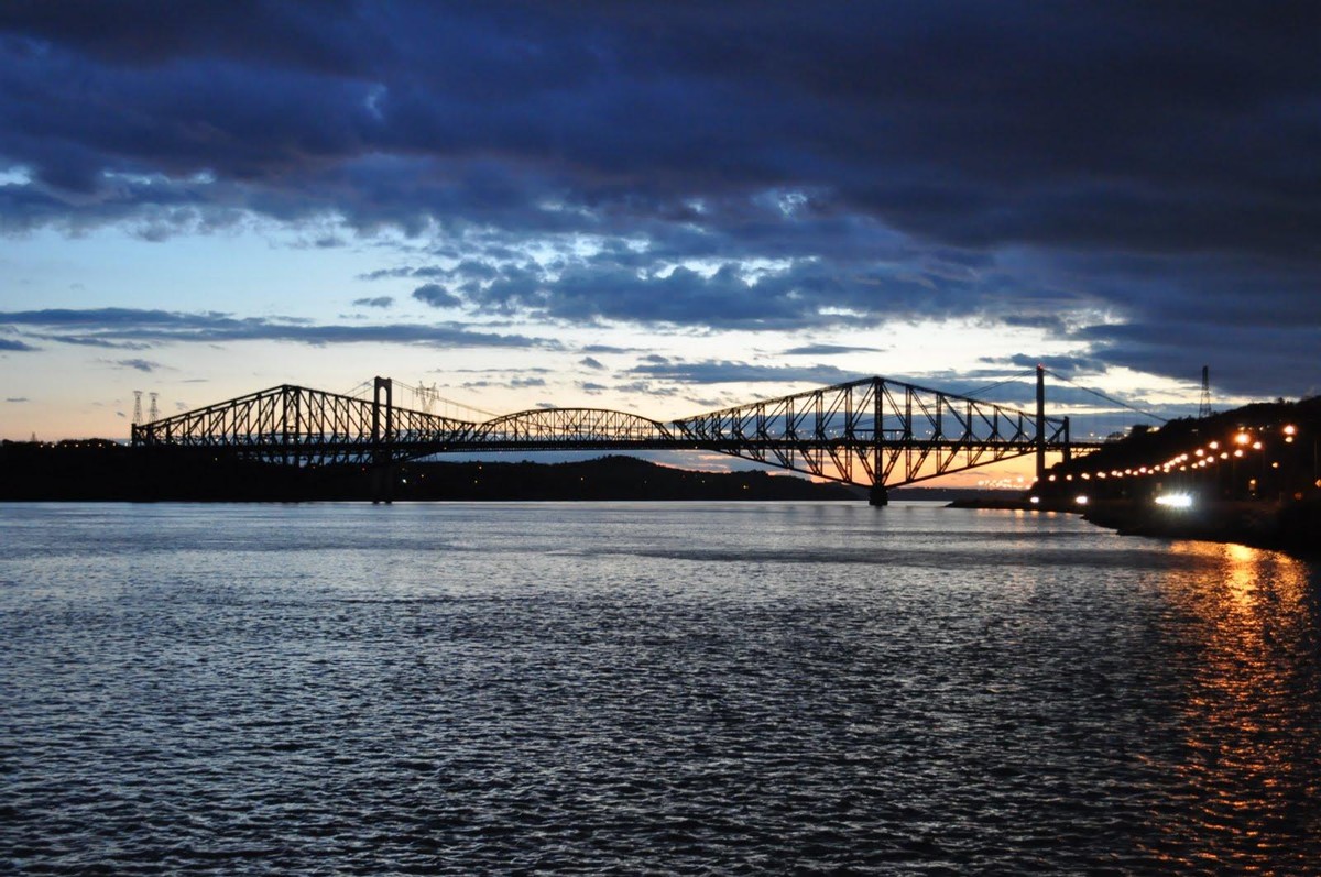 君武军事 大桥作业时突然坍塌，上万吨钢筋猛然砸下，75人当场丧命