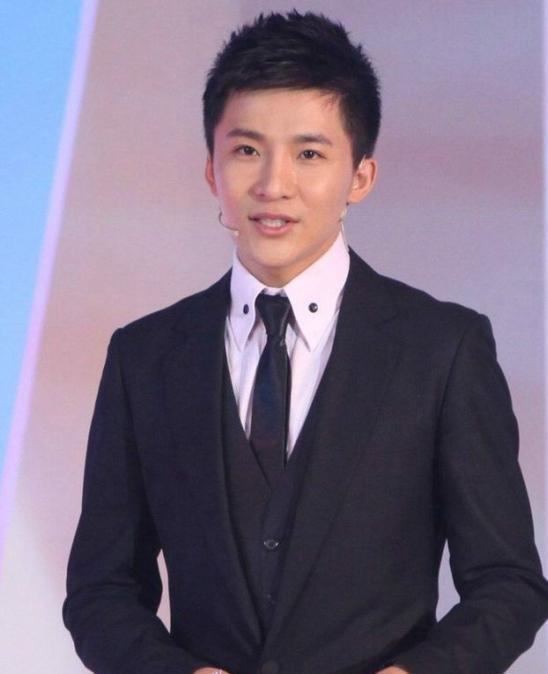 景甜|央视帅气主持人边策,和母亲通话1小时后从8楼纵身一跳,享年32岁