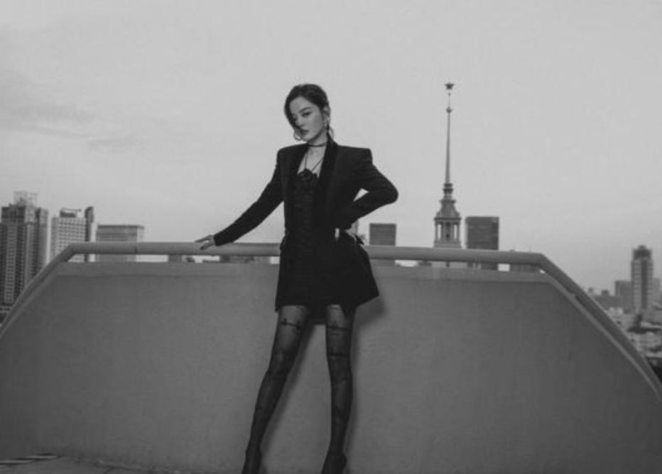 潮帮先生 辛芷蕾瘦下来真惊艳，大长腿配黑丝很抢眼，头发凌乱看着更有韵味