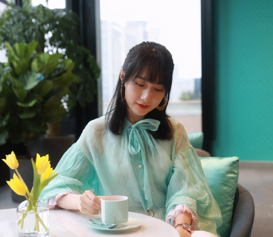 美人哒 雷佳音老婆有张“旺夫脸”,绿纱衬衫配阔腿裤,气质嫩得像少女