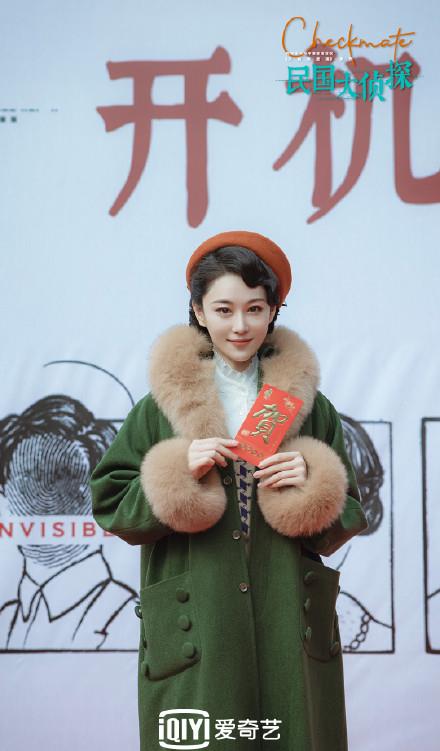 房姐地产观 张馨予晒战损妆庆杀青！穿防暴背心英姿飒爽，网友：军嫂气息浓