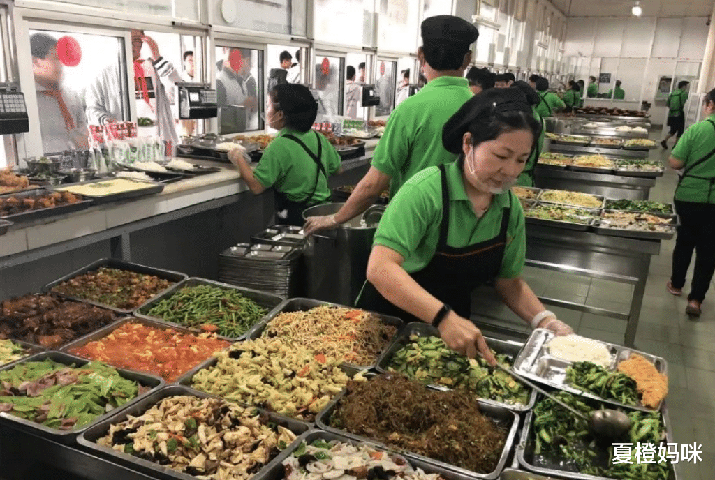 夏橙妈咪|宁肯把食堂的饭菜倒掉，也不愿意多给学生一点，原因令人费解