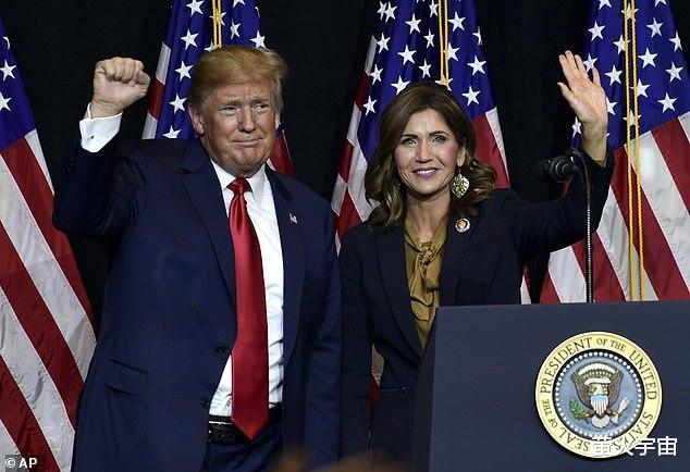 特朗普|特朗普成“黑带九段”，办公室曝光，把自己刻在了“拉什莫尔山”