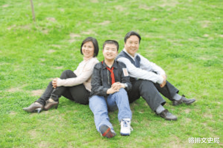 哈佛大学|回看“五道杠少年”和“不屑弟”，一个民办、一个哈佛，谁是赢家？