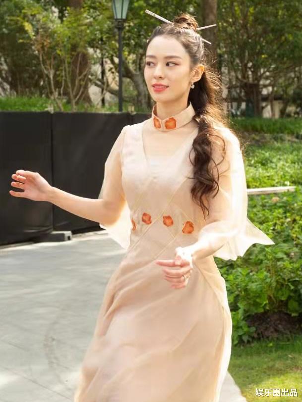 吉娜·爱丽丝|吉娜出席活动被抓拍，对偷拍者挥手引起热议，网友：真正的巨星
