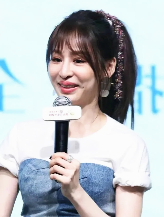 全球时尚号|“甜心教主”王心凌难得露面,穿拼色短衫显甜美,锁骨太“秀”