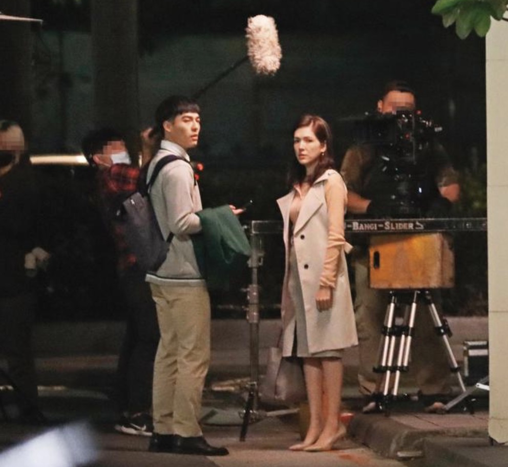 许玮甯|邱泽许玮甯闪婚后首度甜蜜同框,与好友拥抱告别后同返爱巢