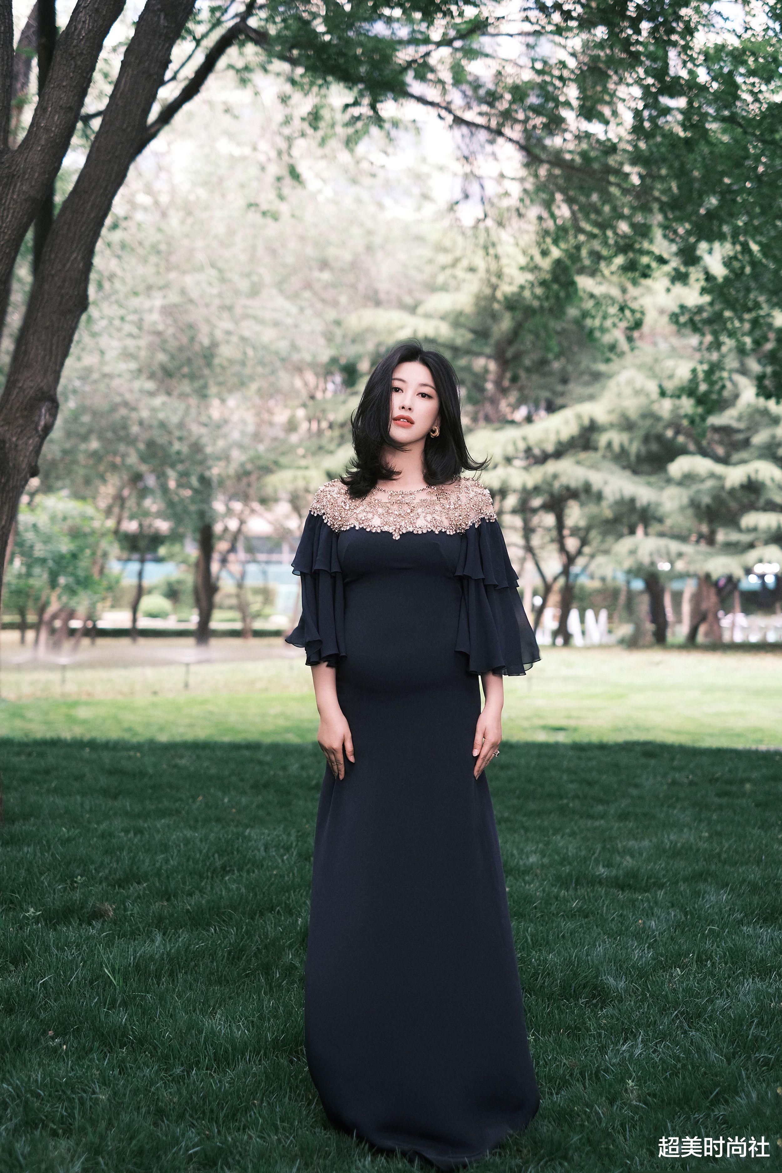 朱珠|朱珠怀孕8月穿礼服庆生，脚部浮肿变形，手上鸽子蛋钻戒太抢眼