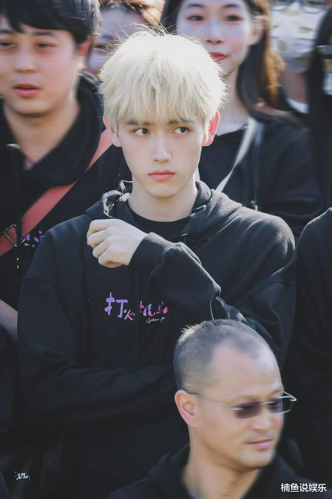 陈飞宇|陈飞宇新剧开机，金发造型宛如贵公子，与张婧仪搭档好般配