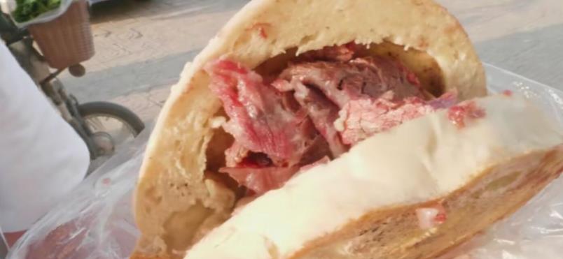 各地特色美食集合 曹县大姐卖驴肉40多年，仍是一个路边破烂小摊，却有人开豪车来买