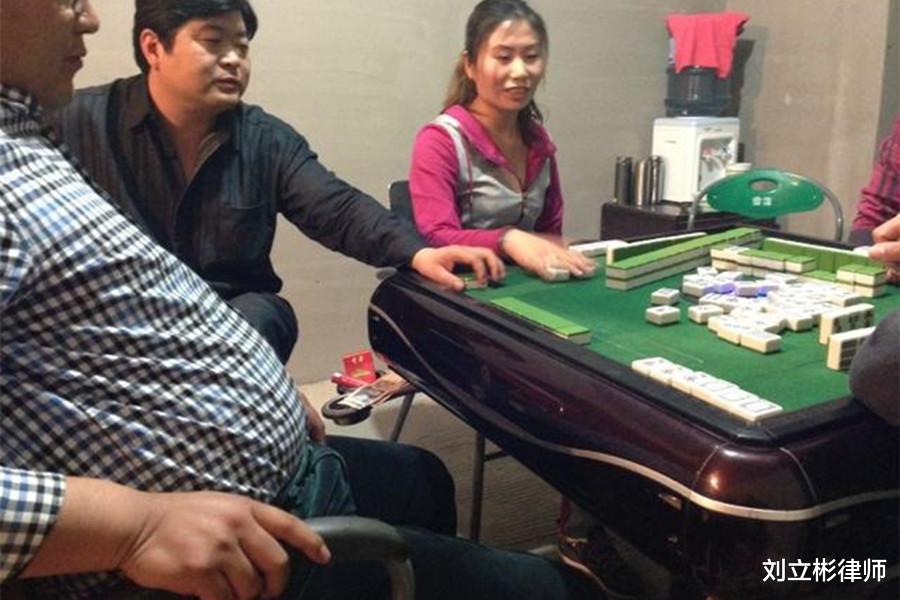 男子长期遭受长兄欺辱,因遥控器被夺心理失衡,趁其睡着将其锤杀