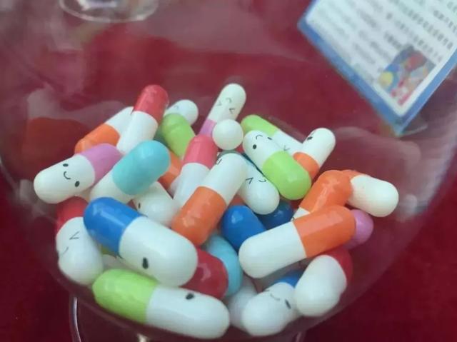 女孩|一根朋友递过来的吸管，开启了17岁女孩堕落的一生