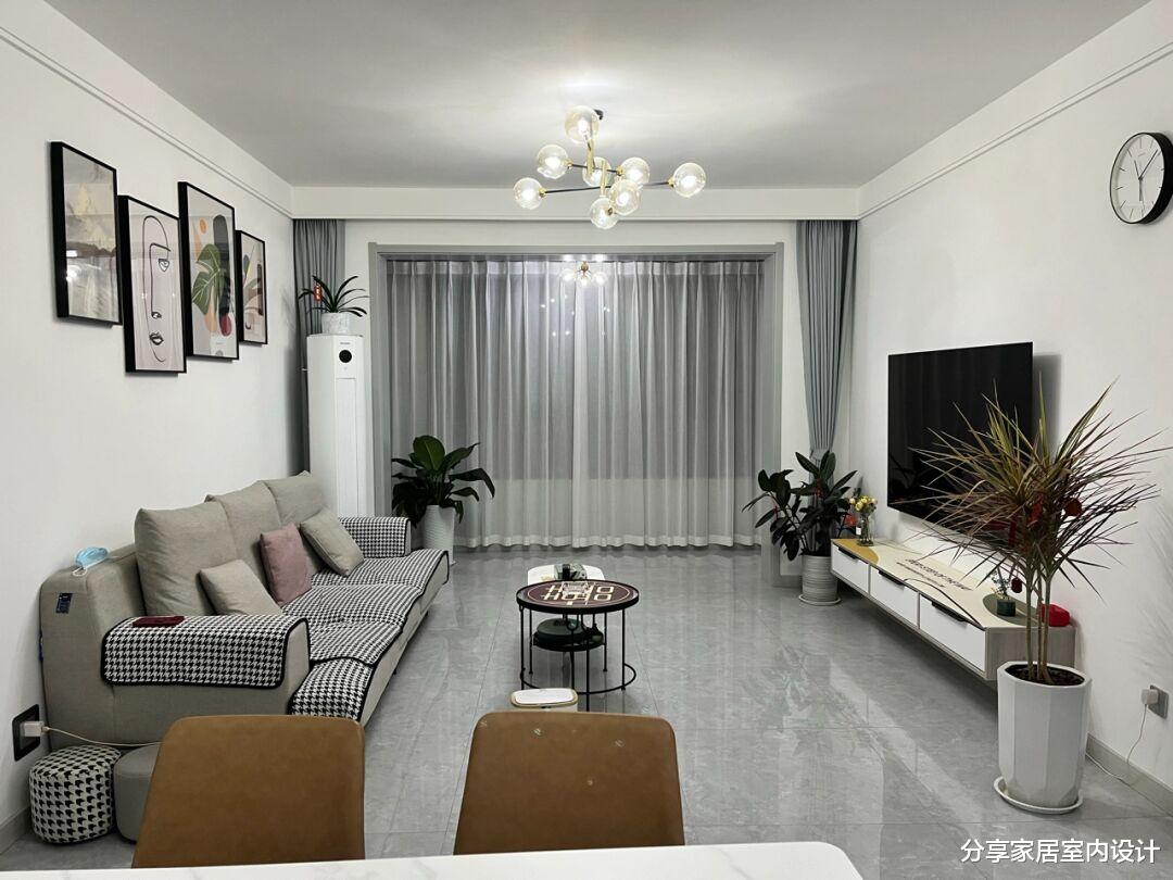 她家花19万装修95平小三房,不做电视墙,把阳台打通效果非常满意