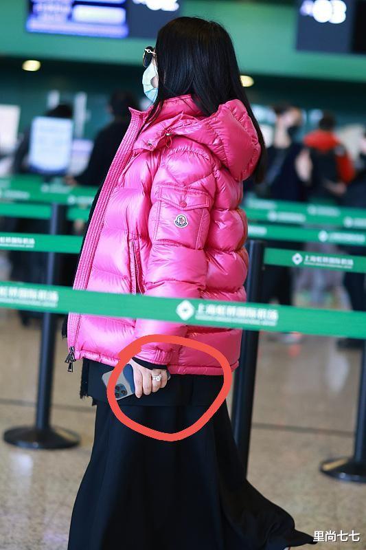 李湘|李湘懒理王岳伦出轨，罕见穿公主风独自走机场，硕大钻戒勒肿手指