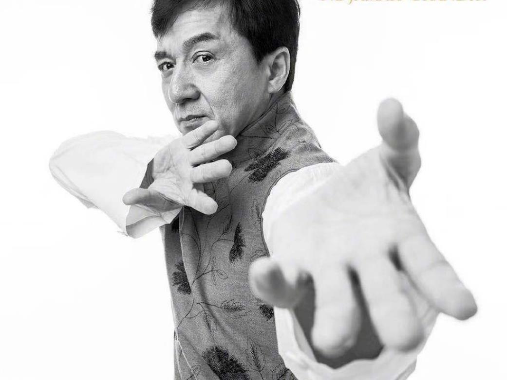 成龙|成龙出镜受采访，顺势将手放在女主持肩上，女方表情尴尬不敢直视