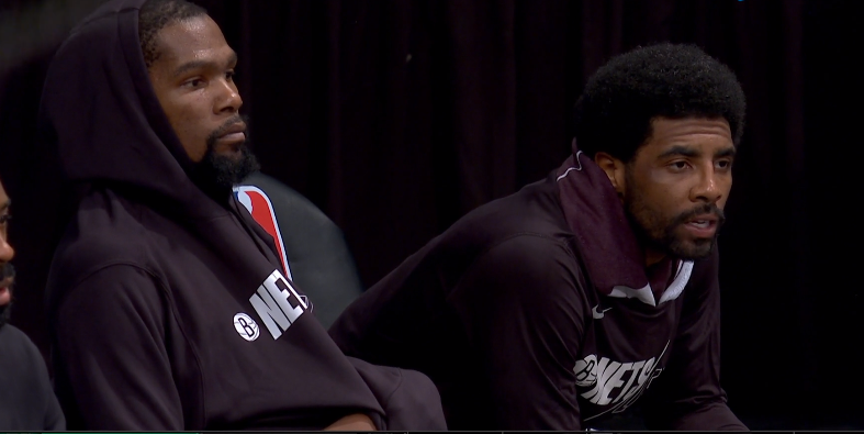 凯文·杜兰特|惊险！杜兰特重摔倒地太吓人，手臂被压夸张弯曲，所幸没受伤