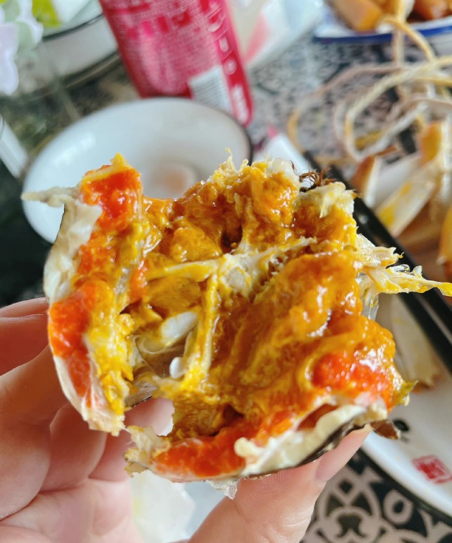 周洁琼|何超莲分享假期碎片，和窦骁品尝大闸蟹，各个都是满满的蟹黄，超满足