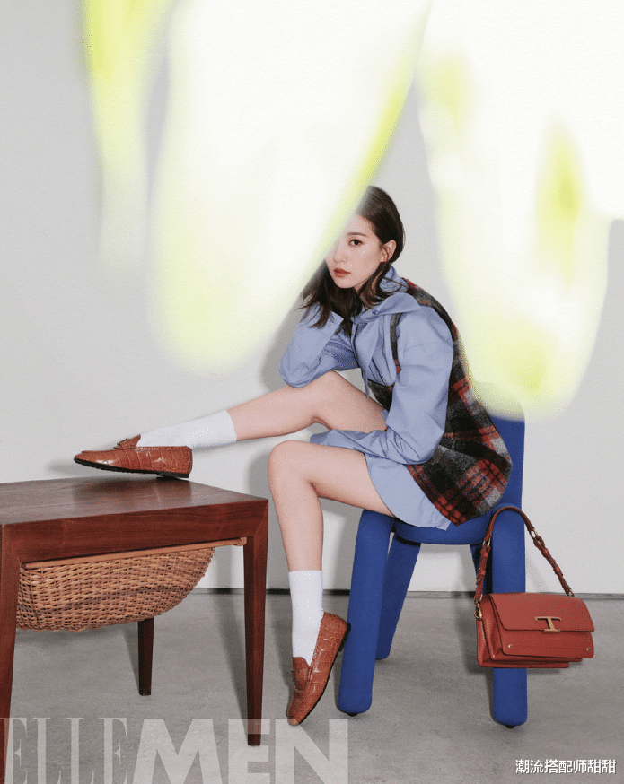 时尚搭配|刘诗诗虽然长相温柔，但“开叉坐”挺像女汉子的，一身背心裙挺美