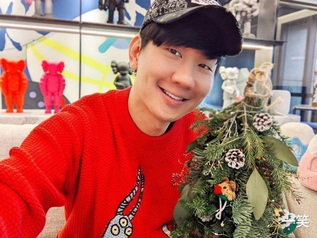 林俊杰|女网友晒疑似林俊杰聊天记录,男方主动去女方房间聊天,信息量大