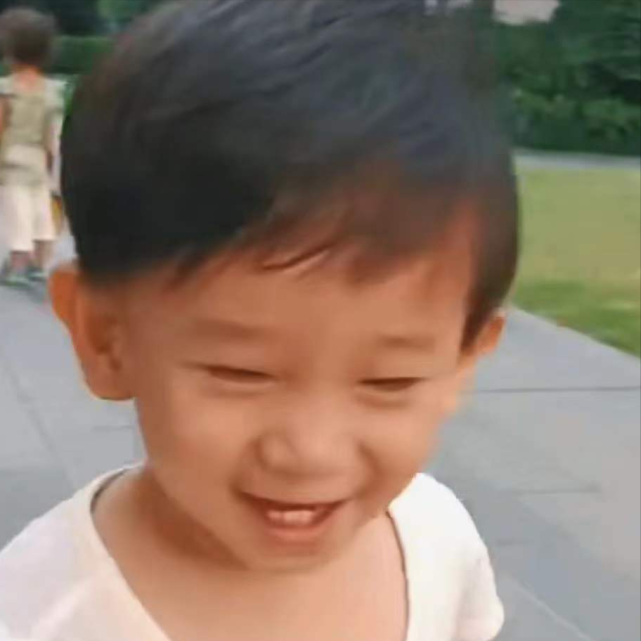 应采儿|应采儿晒一家四口合影庆元旦，小儿子hoho表情严肃，容貌又变了