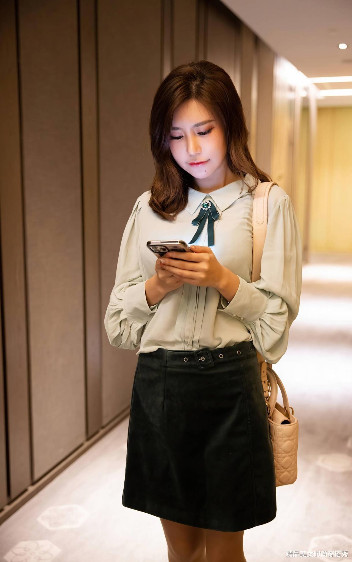 |浅绿色的衬衫知性温柔，下搭一条绿色的短裙，给人舒适的视觉感受