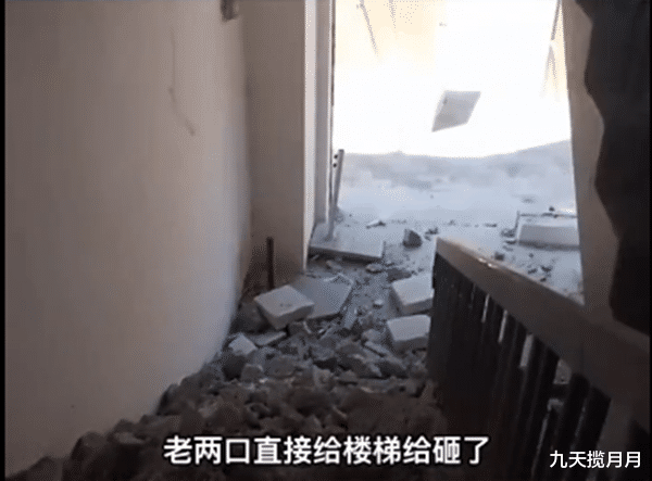 老人霸占楼梯五年，想上楼就交30万过路费，十几名业主有家不能回