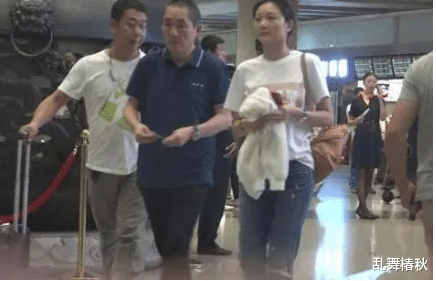 乱舞椿秋 张艺谋带妻子出席活动，本人算不上很漂亮，但气质一般人比不上